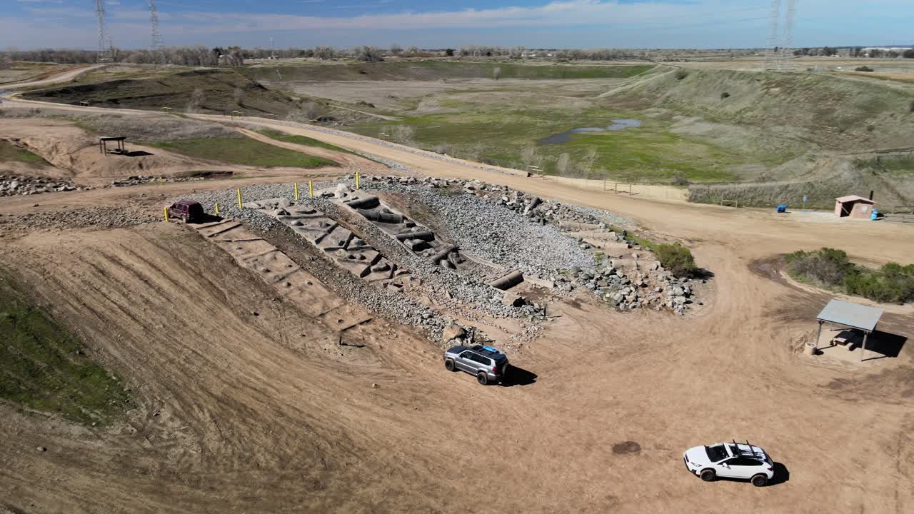 사륜 구동 자동차가 비포장 도로에서 언덕을 운전하고 있습니다.