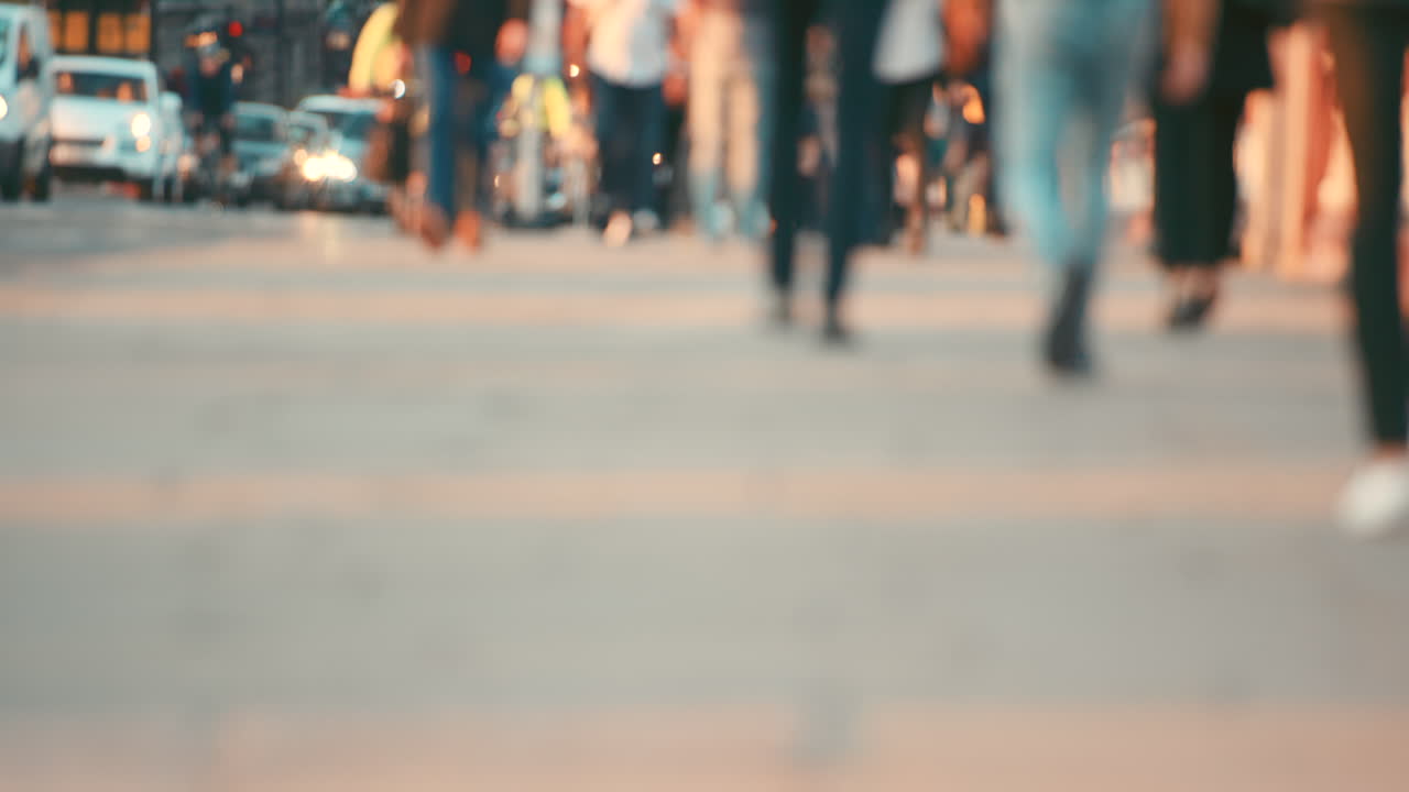 바쁜 도시 에 있는 사람 들 의 흐릿 한 무리