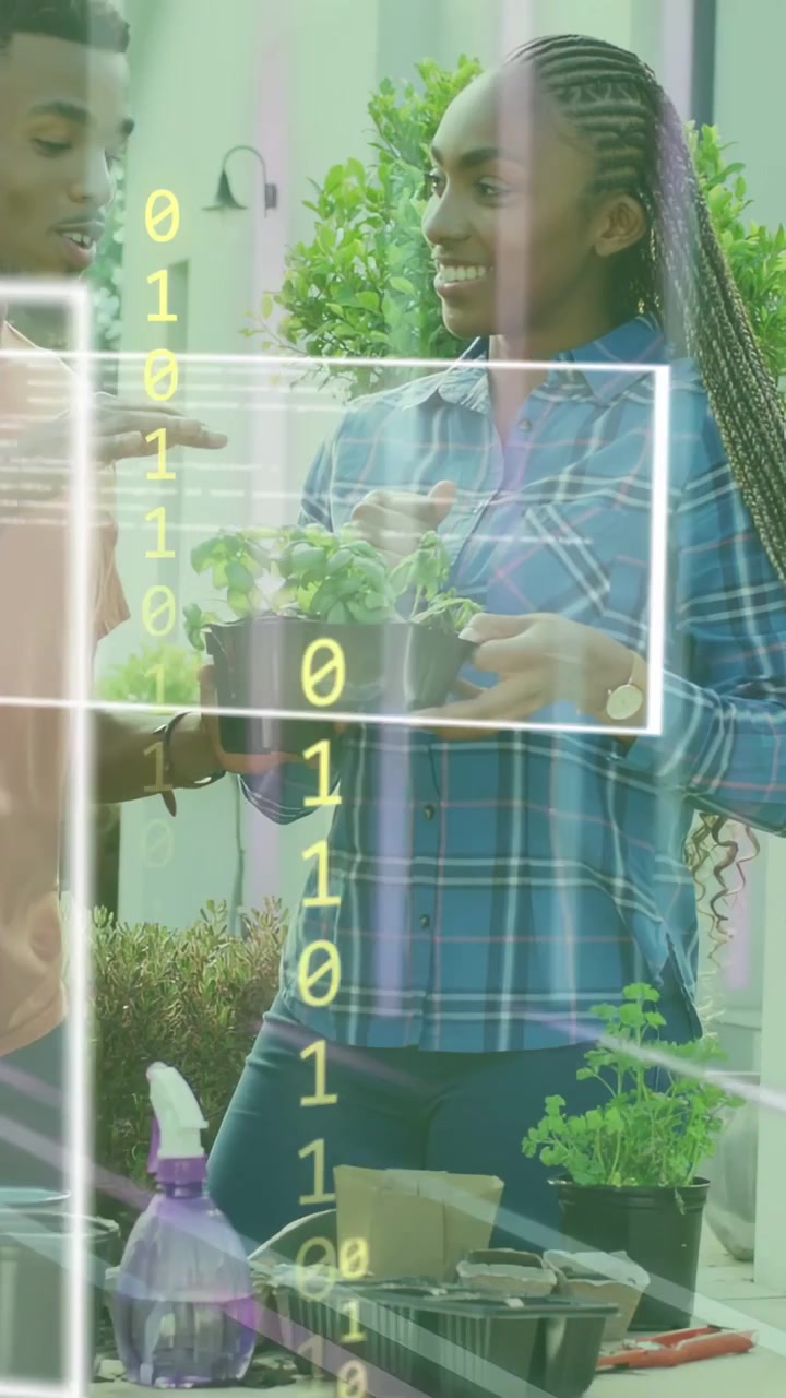 Video verticale: Donna che tiene dei vasi, uomo che indica e un'interfaccia grafica scintillante con dati di crescita per il giardino.