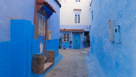 Fascinating-blue-architecture-in-quaint-tourist-city-of-Chefchaouen,-Morocco