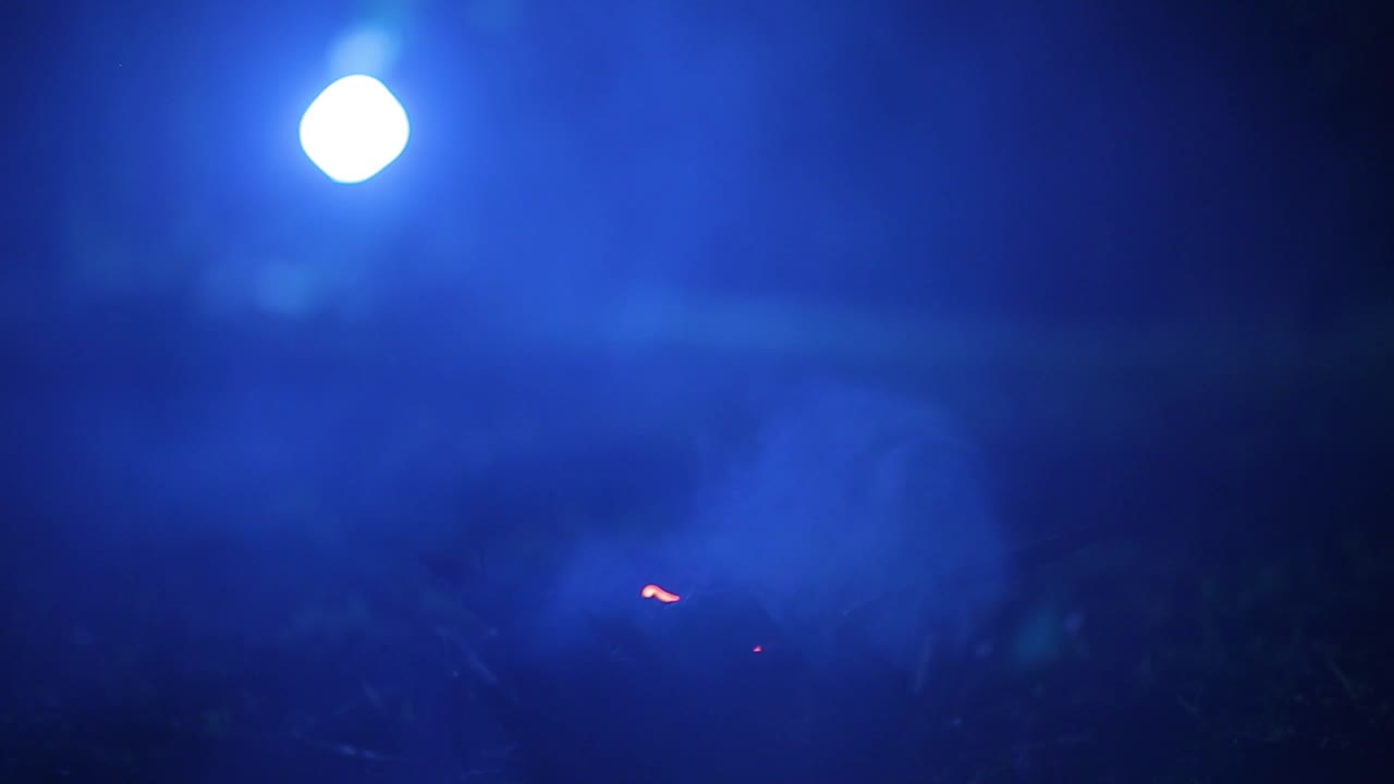 타오르는 모닥불의 붉게 타오르는 불씨는 누군가 불면 밝은 불꽃으로 살아납니다.