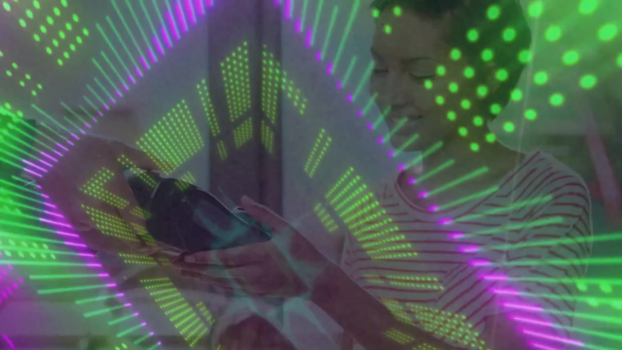 Donna seduta in salotto che tocca il telefono, creando una sovrapposizione di punti al neon ed esaminando un oggetto nero tecnologico.