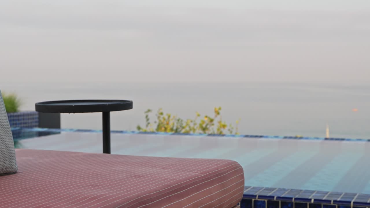 disparo detallado de cojines colocados en la silla de sol de la piscina del techo