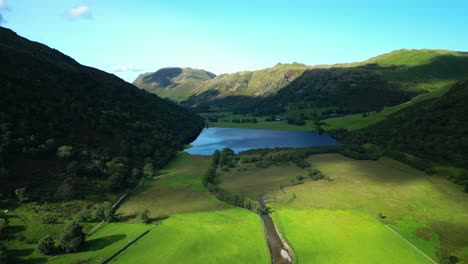 Sonnenbeschienene-Teiche,-Die-Sich-An-Sommertagen-über-üppige-Grüne-Flickenfelder-Auf-Dem-Talboden-Mit-Bewaldeten-Berghängen-Und-Dem-Fernen-Lake-Brothers-Water-Bewegen