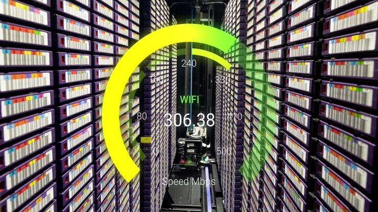 Animation af databehandling og serverrum over et speedometer