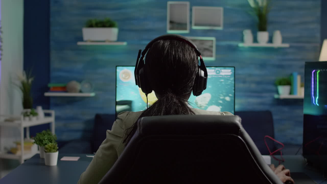 rgb 강력한 컴퓨터에서 재생하는 스트리머 여성의 백  ⁇