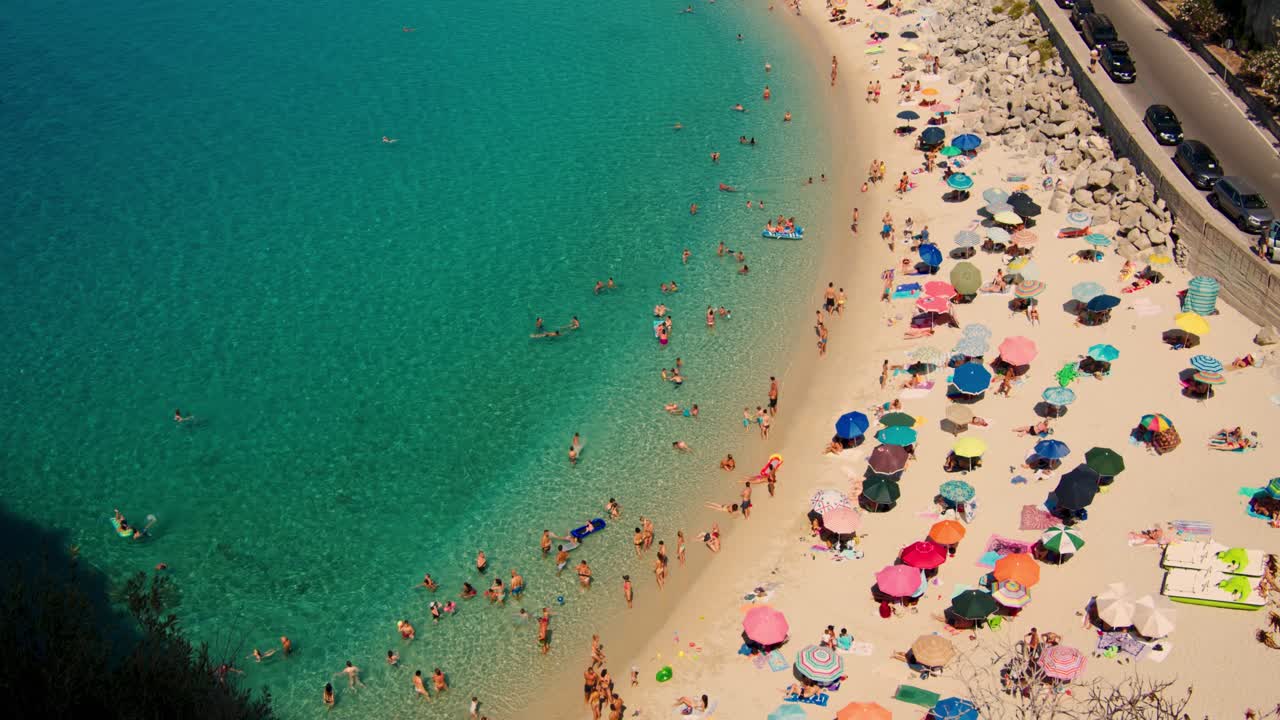 vista colorida desde el acantilado en la playa con personas - cámara lenta