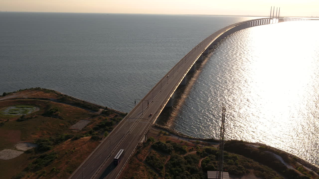 여름 일몰 동안 스웨덴 남부의 öresundsbro로 운전하는 자동차의 4k 인스파이어 2 드론 영상