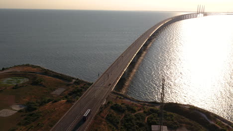 4k inspire 2 imágenes de drones de autos conduciendo hacia öresundsbro en el sur de suecia durante una puesta de sol de verano