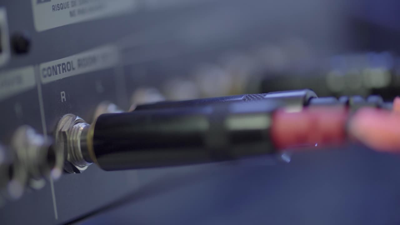 오디오 엔지니어는 1/4 인치 스테레오 오디오 케이블을  ⁇ 서에 연결합니다.