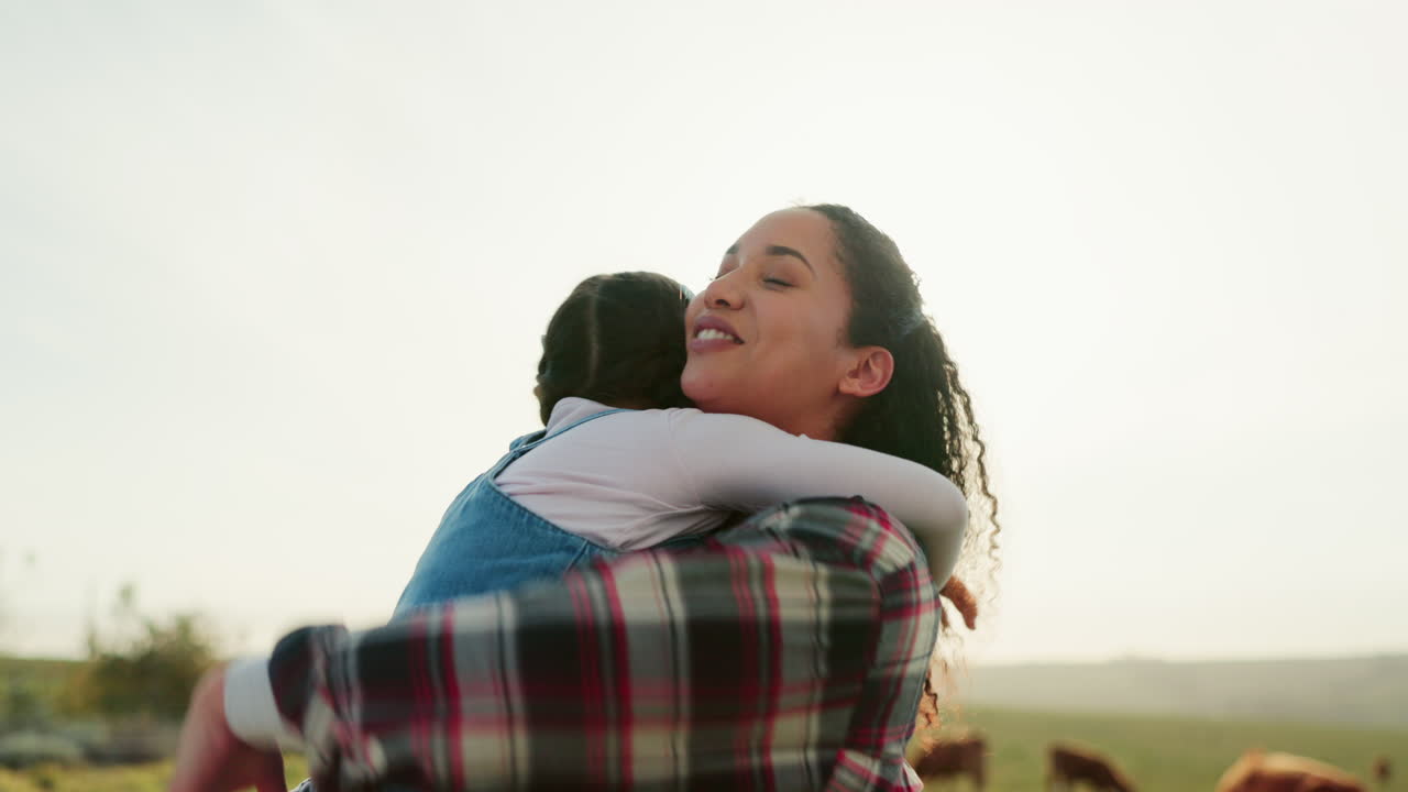 abrazo, niño y madre en una granja para una agricultura sostenible