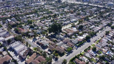 Vista-Aérea-Del-Barrio-Del-Centro-De-La-Ciudad,-Los-Ángeles,-California,-EE.UU.,-Casas-Y-Calles-En-Un-Día-Soleado