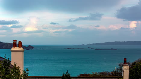 islotes y vistas al mar desde el balcón de una casa de vacaciones en la costa de guernsey