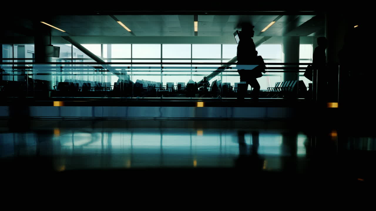 escaleras mecánicas en la terminal del aeropuerto los pasajeros se apresuran a sus vuelos 02