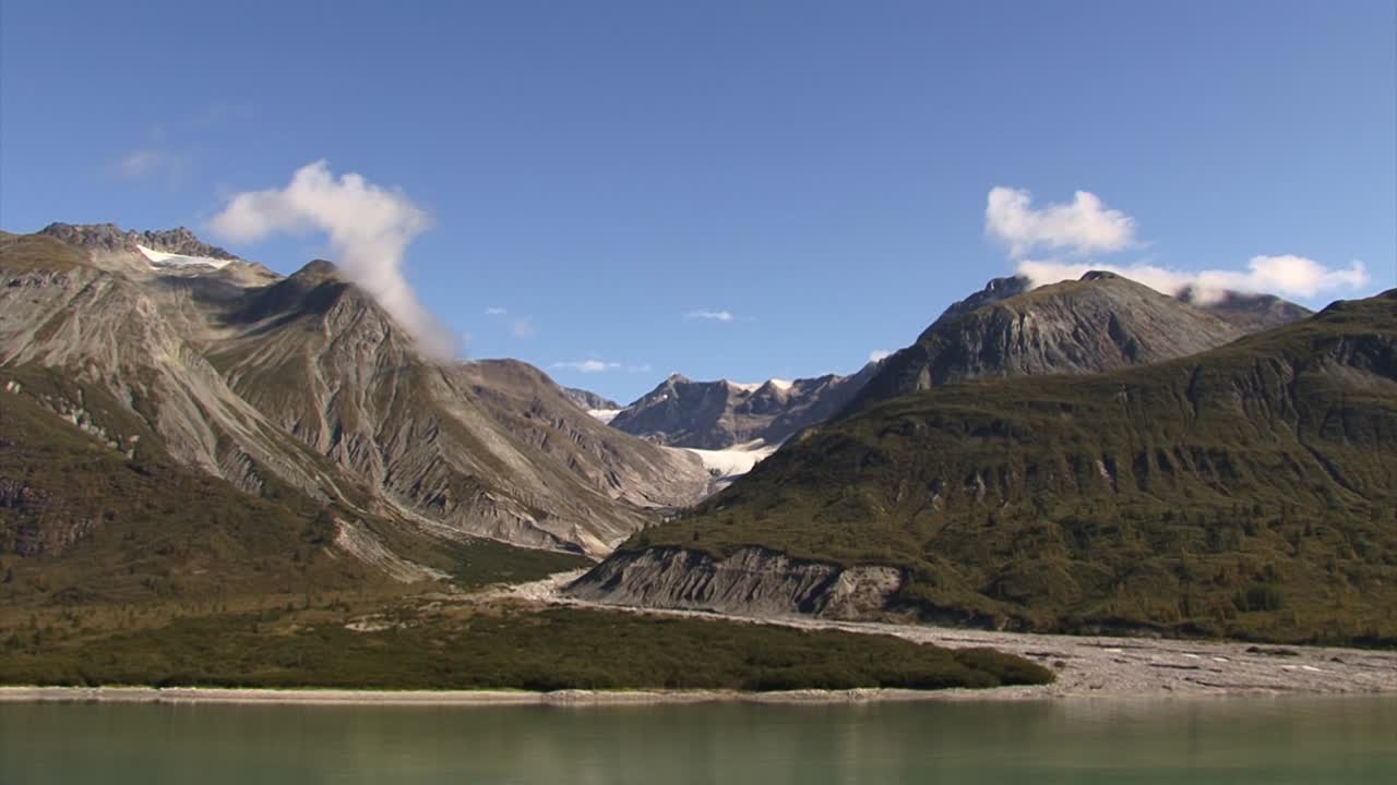 Alaska dağlarının arasındaki bir zamanlar büyük buzulun kalıntıları