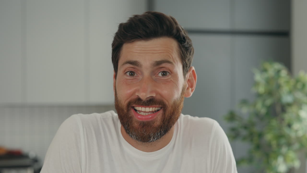 Uomo sorridente in cucina