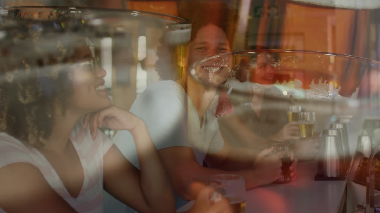 Animazione di un bicchiere di birra su amici diversi che bevono al bar