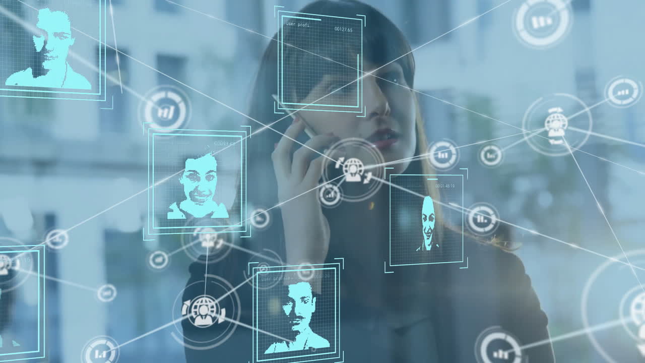 animación de conexiones y procesamiento de datos sobre mujer de negocios caucásica hablando en teléfono inteligente