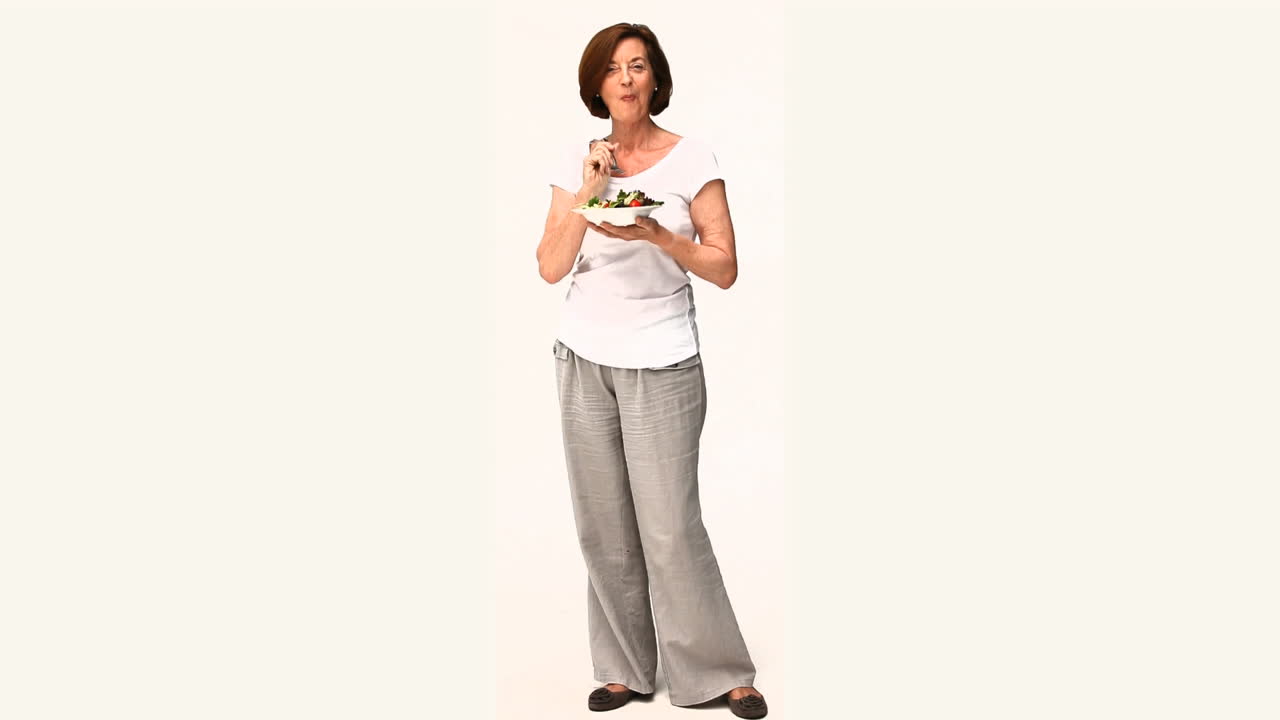 먹는 노인 여성