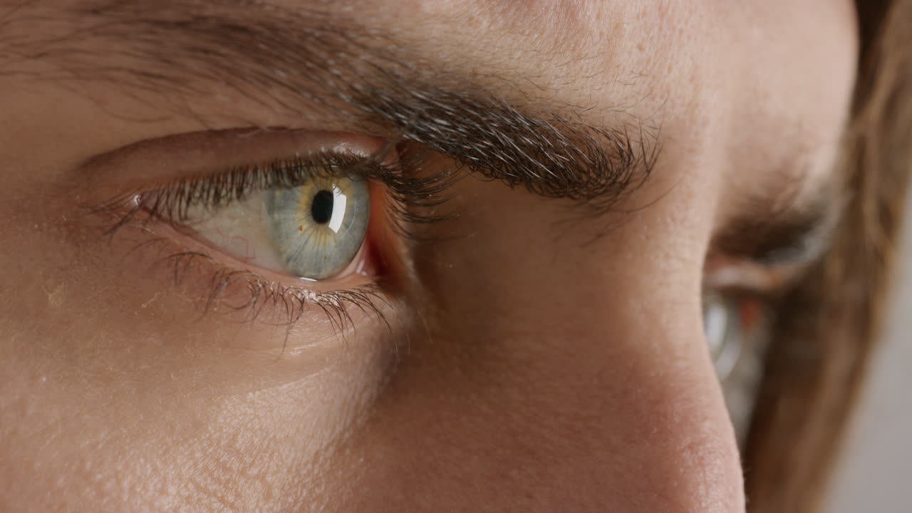 cerrar los ojos abriendo el hermoso iris azul concepto de optometría