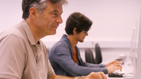 Estudiante-Y-Profesor-Trabajando-En-La-Computadora