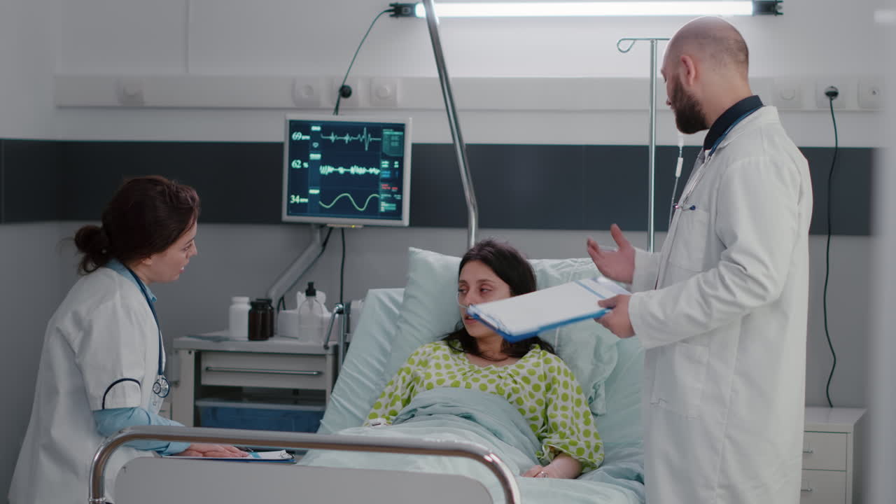 médicos practicantes que monitorean la enfermedad, escriben los síntomas, tratan la recuperación