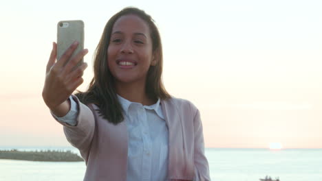 Trendige-Touristin,-Die-Ein-Selfie-Mit-Ihrem-Handy-Macht