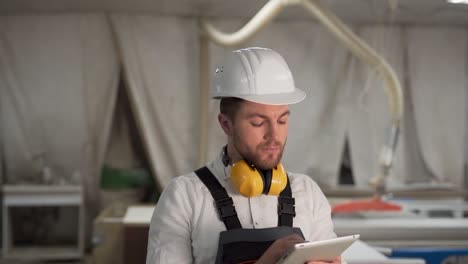 trabajando en un casco y un ocular con una tableta