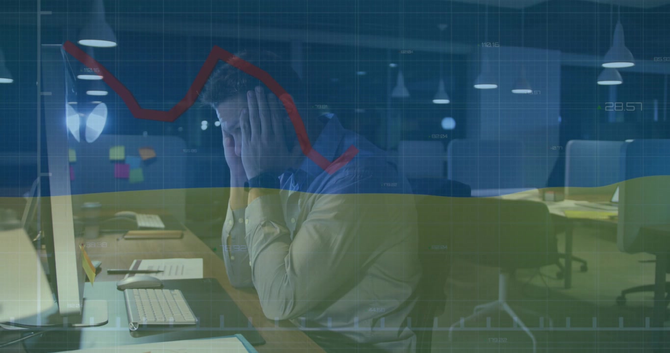 Animazione di elaborazione dati finanziari su uomo d'affari caucasico che usa il computer in ufficio.