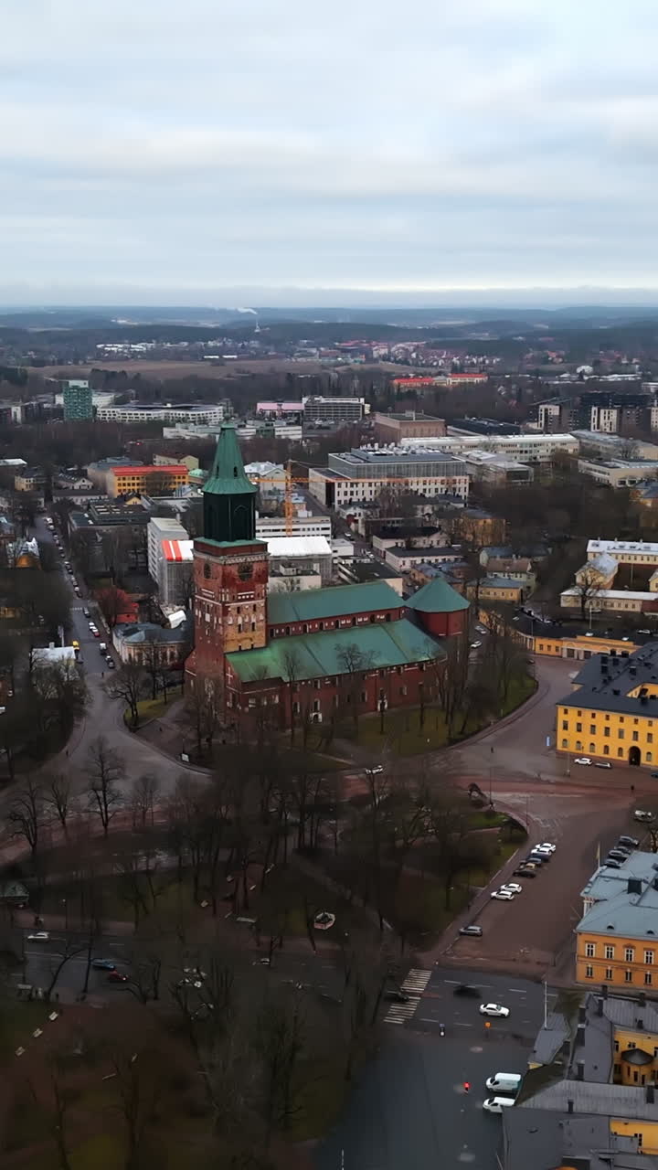 Toma vertical con dron orbitando la catedral de Turku, día sombrío en Proper Finland