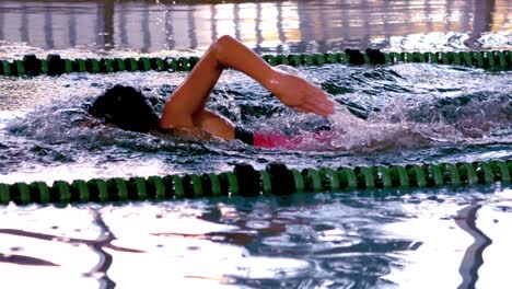 Colocar-Nadadora-Haciendo-El-Golpe-Frontal-En-La-Piscina.