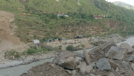 ángulo-Lateral-De-Una-Escena-De-Construcción-Alrededor-Del-Puente-Colgante-En-Shimla-Kinnaur-Road