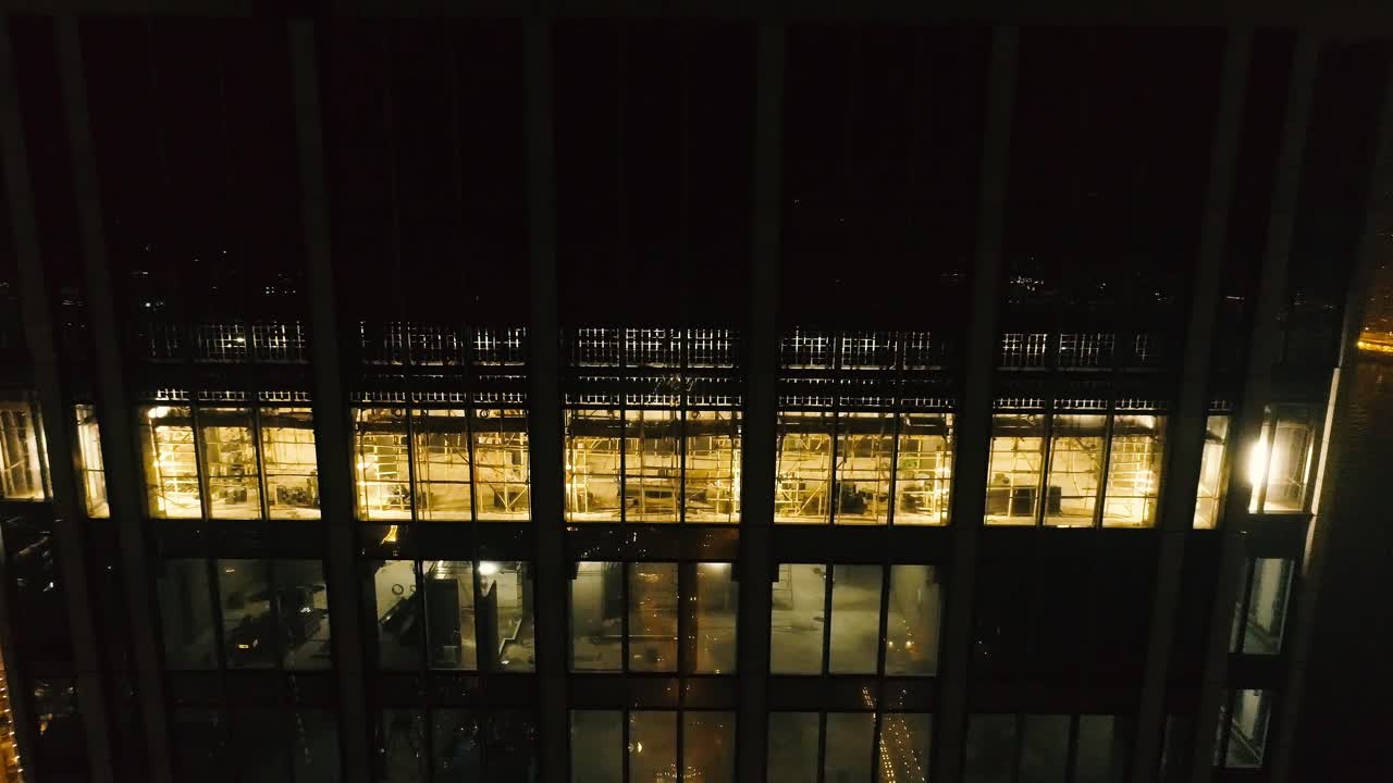 vista nocturna de un rascacielos en una ciudad