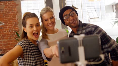 ejecutivos tomando selfies con teléfonos móviles 4k