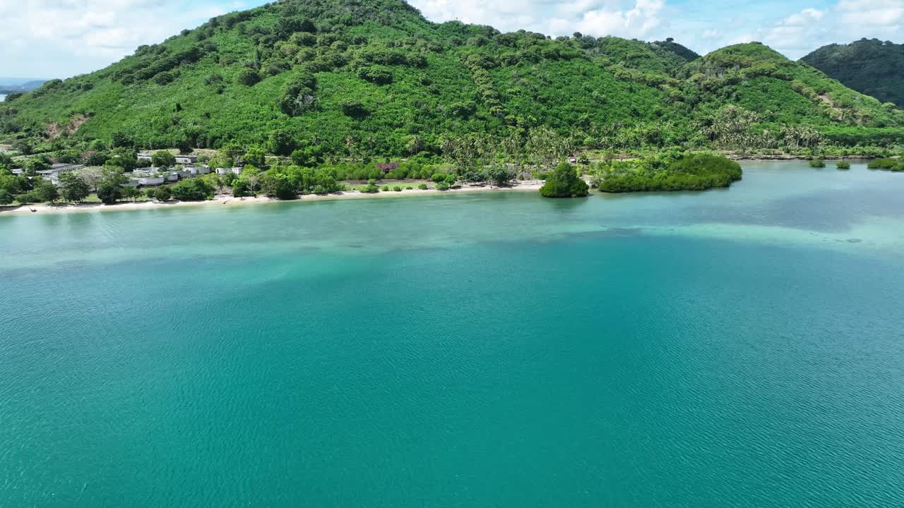 Veduta della terraferma di Lombok da drone, costa dell'Indonesia in una giornata parzialmente soleggiata.