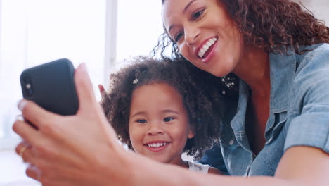 Feliz,-Joven,-Mujer-Negra,-Teniendo,-Selfie,-Con,-Ella,-Hija