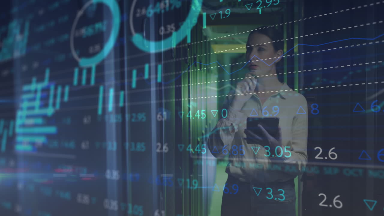 animación del procesamiento de datos sobre ingeniera informática caucásica con servidores de computadoras de comprobación de tabletas