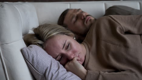 pareja acostada en el sofá