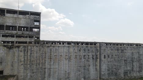 Abandoned-building-in-Buffalo,-New-York-drone-video-moving-in