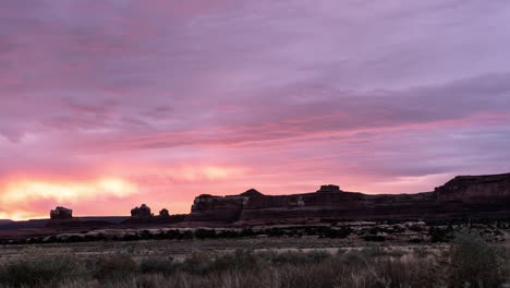 Amanecer-épico-Sobre-Grandes-Formaciones-Rocosas-En-El-Sur-De-Utah