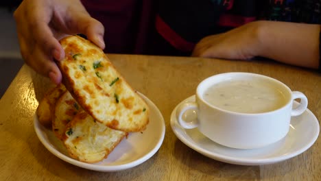 pan y sopa de ajo