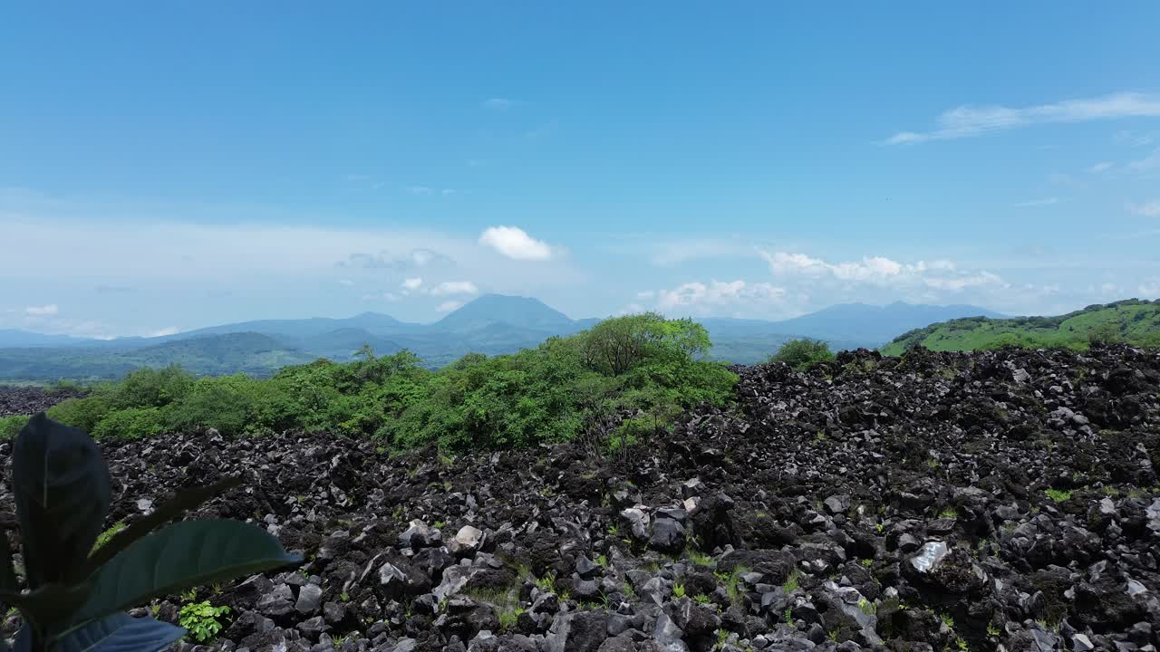 세보루코 화산의 이야기는 검은 마그마 도로를 얼어붙은 바위로 고 있습니다.