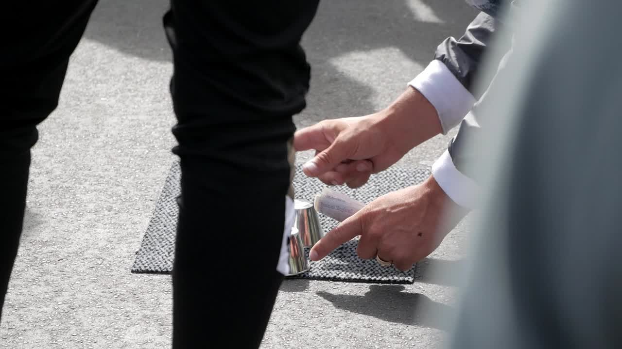 Nærbillede af gadespil med kugletricket ved Westminster Bridge