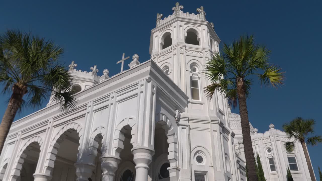 вид под низким углом на историческую католическую церковь святого сердца на острове гальвестон, штат техас