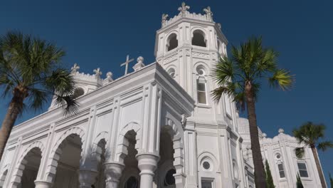 Tiefwinkelansicht-Der-Historischen-Katholischen-Kirche-Des-Heiligen-Herzens-Auf-Galveston-Island,-Texas