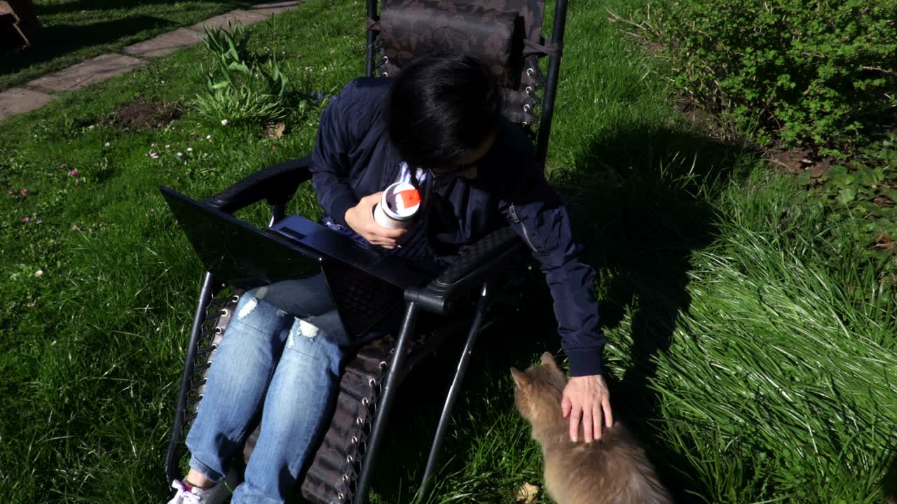 앉아서 고양이를 안고 있는 여자