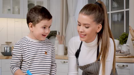 madre e hijo cocinando juntos