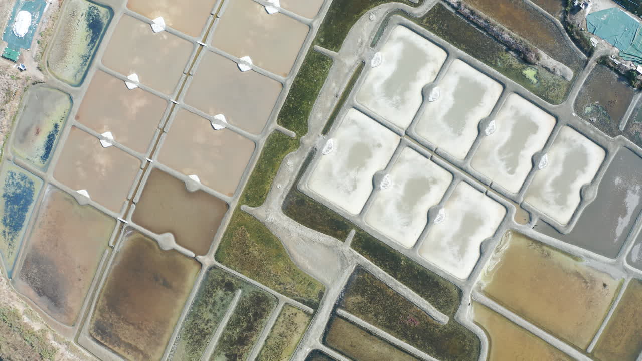 메라이스 살란트 드 게란데 (marais salants de guérande) 또는 게란데 소금 습지의 공중 드론 관점