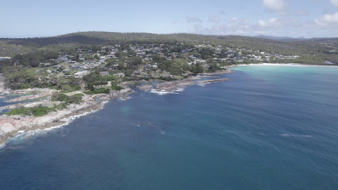 타스마니아 의 비날롱 베이 해변 근처 에 있는 스 ⁇ 레톤 베이 보호 구역 의 해안 암석