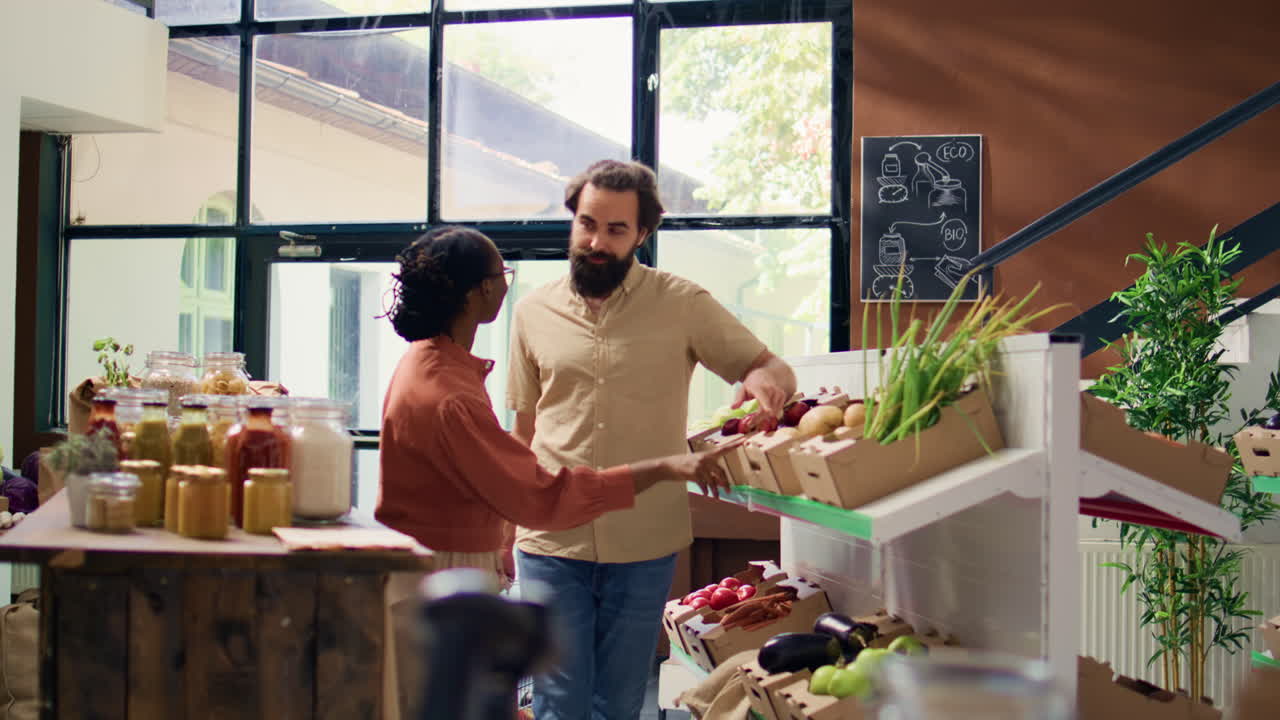 pareja preguntando al vendedor sobre los productos